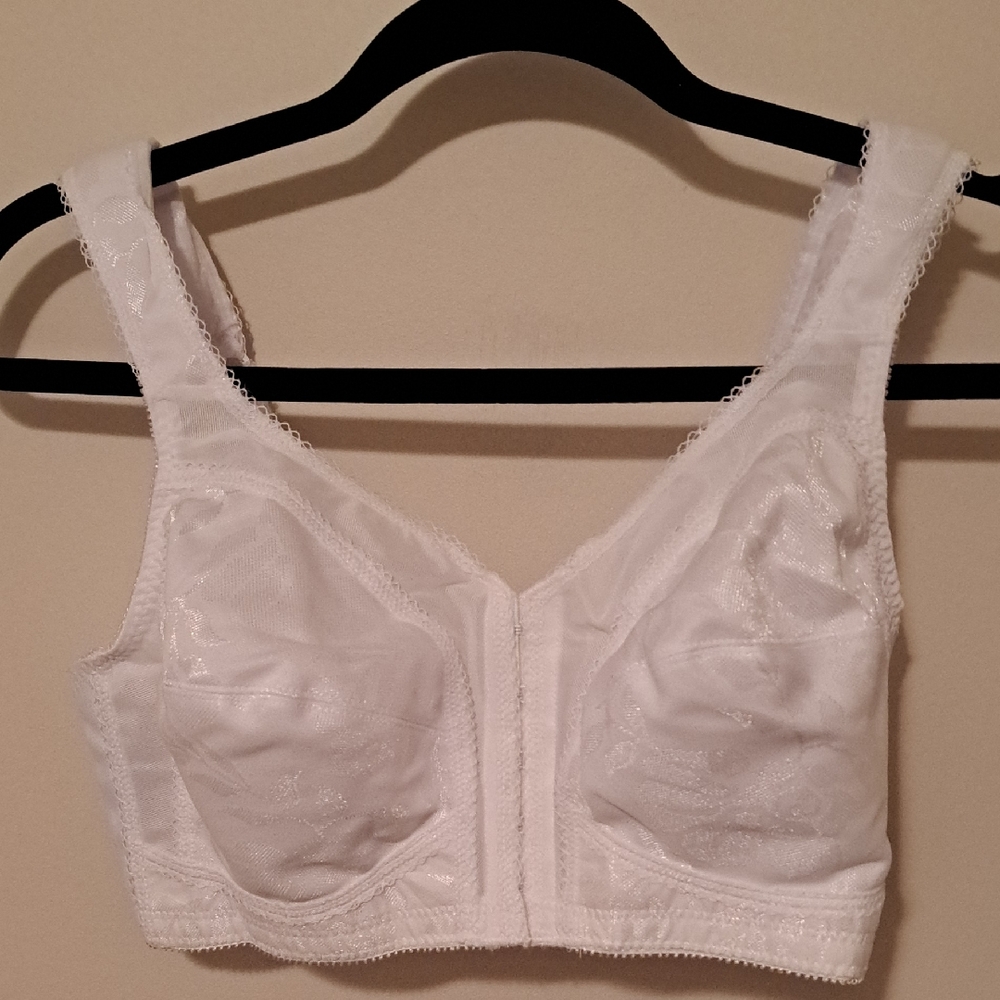 NWT.  Playtex Elegant White Full-Coverage Bra.  38C